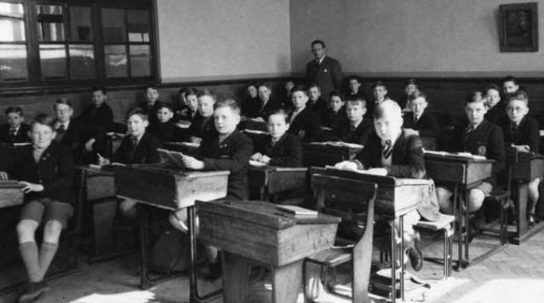 romania acum o suta de ani tara intunericului doar 4 5 dintre romani stiau sa scrie si sa citeasca la varsta adulta