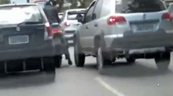 video o soferita s a enervat pe un motociclist pentru ca i a lovit masina