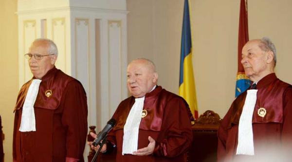 curtea constitutionala legea lustratiei este neconstitionala