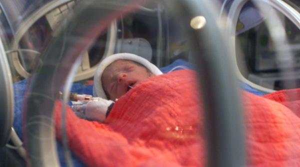 medicii care au lasat trei bebelusi sa moara sufocati sanctionati cu avertisment de colegiul medicilor