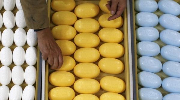 romanii cheltuie mai mult pe sapun si mai putin pe cola