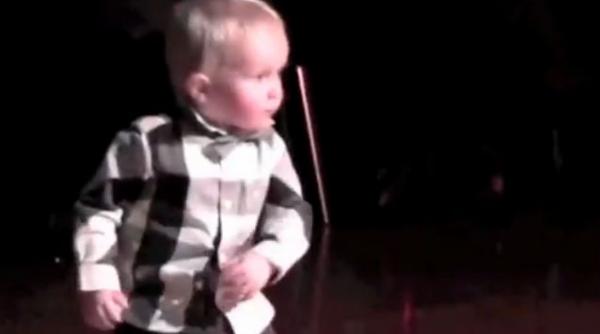 un baietel de doi ani face senzatie pe internet dansand jive vezi filmuletul care a impresionat milioane de persoane in cateva zile