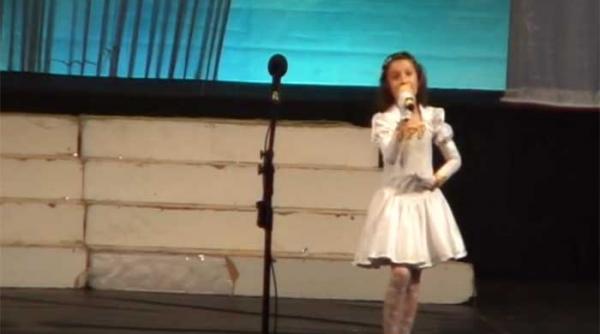 video o fetita din romania a castigat recent un important concurs international de muzica usoara