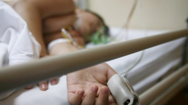 12 copii au ajuns la spital cu toxiinfectie alimentara dupa ce au baut laptele primit la scoala