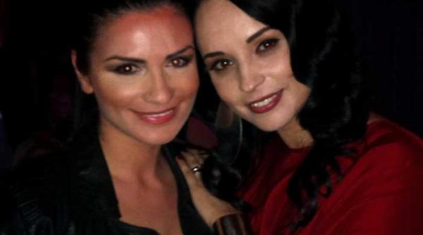 ellie white pe scena cu andreea marin in scop caritabil