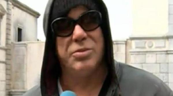 mickey rourke in romania actorul vrea sa adopte un caine vagabond si va face un adapost pentru maidanezi