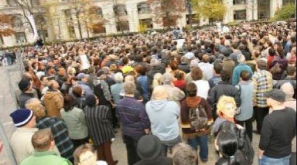 sute oameni protesteaza in fata cna scandand otv otv nu te pune cu poporul
