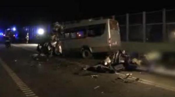 tragedie in polonia 8 morti si 10 raniti in urma coliziunii dintre un microbuz si un camion video