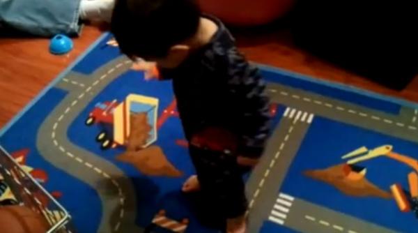 video un copil a descoperit ca are umbra reactia micutului a fost vazuta pe youtube de peste 100 000 de persoane intr o zi