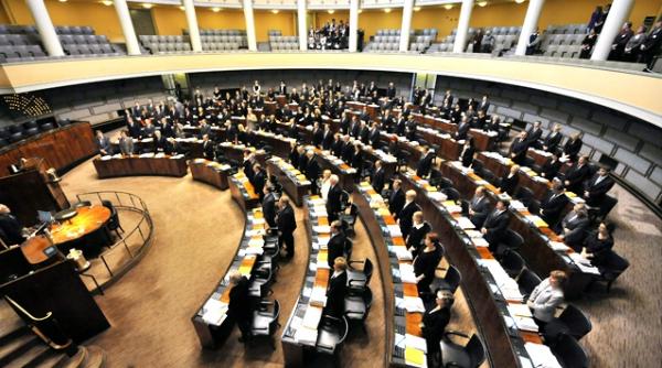 disputa verbala in parlamentul finlandei pe problema cersetorilor romani si bulgari