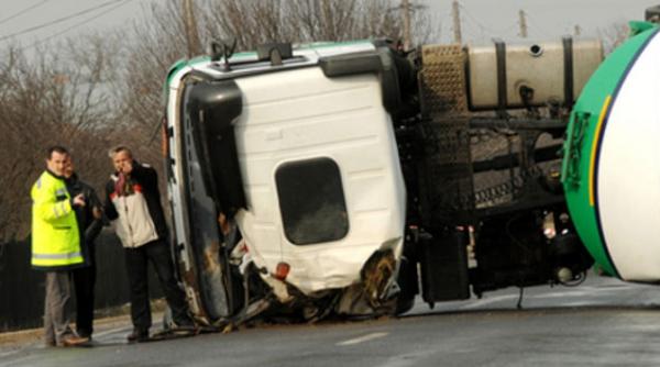 pericol de explozie la marginea buzaului o cisterna s a rasturnat chiar langa o benzinarie