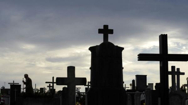 piatra funerara a parintilor lui hitler va fi indepartata vezi de ce