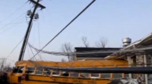 autobuz scolar aproape luat pe sus de o tornada video