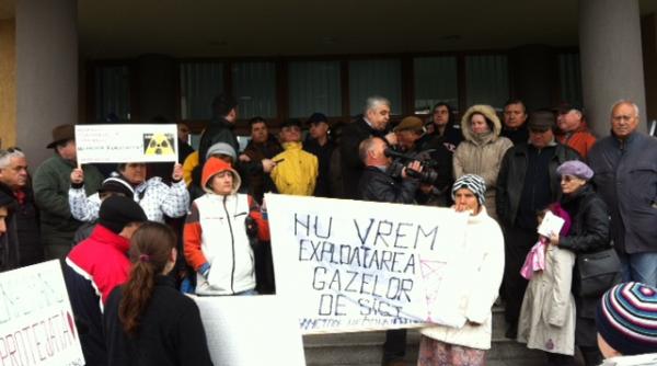 locuitorii din vama veche si 2 mai au iesit in strada sa i injure pe americanii de la chevron primaria va contesta in instanta acordurile obtinute