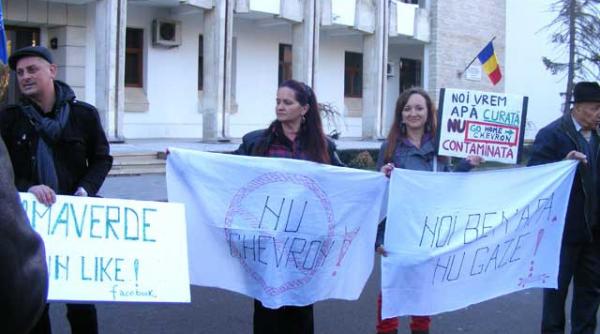 mini protest in constanta vrem apa curata nu contaminata go home chevron