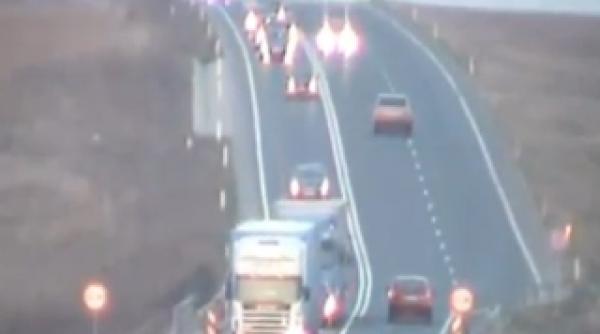 vezi lectia de conduita oferita de soferul prefectului de timis depaseste pe linia dubla si da flash uri celor de pe contrasens video