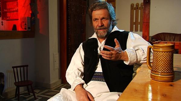 pustnicul modern cu laptop plasma si skype povestea lupului singuratic din varf de munte