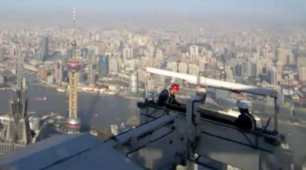 video cum curata spalatorii de geamuri cea mai inalta cladire din china
