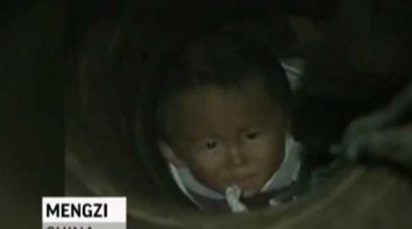 video un copil de doi ani a fost salvat dupa ce a cazut intr un put de 12 metri