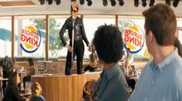 video mary j blige canta despre puii crocanti de la burger king