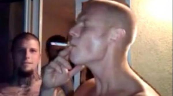 video un barbat fumeaza o tigara tragand din ea o singura data vezi cum e posibil asa ceva