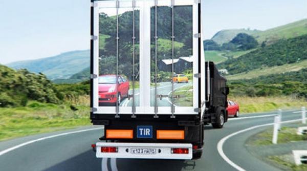 cel mai dement sofer un tir ist a ramas pieton dupa ce a depasit trei autotrenuri pe linia continua video