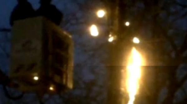 video restaurantul del ponte in pericol de a lua foc dupa ce cablurile electrice supraincalzite s au aprins pe un stalp de iluminat din zona