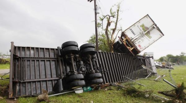 video statul texas lovit de mai multe tornade masini si camioane au fost ridicate in aer