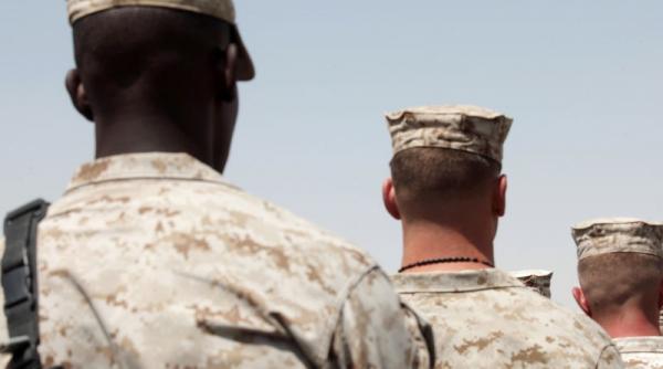 200 de soldati britanici s au luat la bataie intr un bar din kenya se presupune ca scandalul a inceput intre irlandezi si scotieni