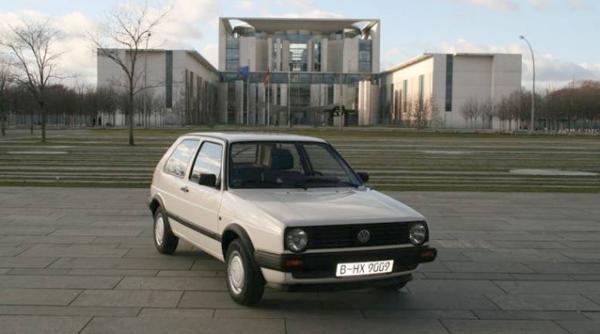 un vw golf istoric scos la licitatie pe internet vezi la cat a ajuns pretul in prima zi