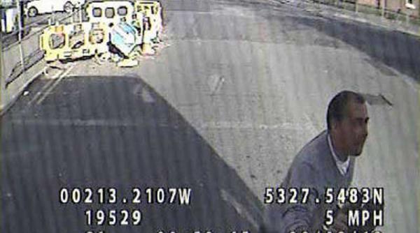 act de civilizatie un britanic jefuieste victima unui accident rutier video