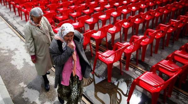 concert in fata a 11 541 de scaune goale in memoria victimelor asediului asupra orasului sarajevo