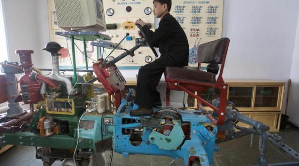 cum arata super simulatorul de conducere a tractorului din coreea de nord