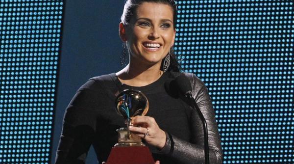 foto nelly furtado merge pe picioroange prin los angeles