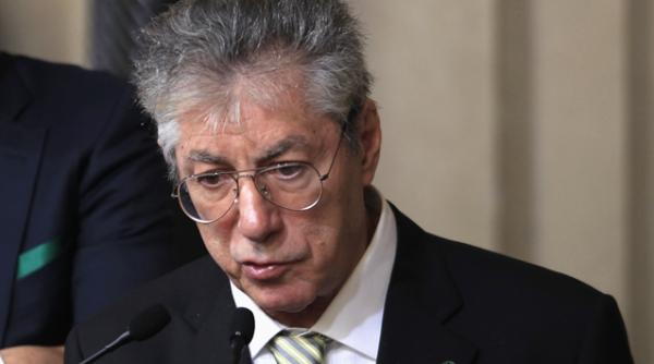 scandal de coruptie in italia liderul extremei drepte umberto bossi a demisionat