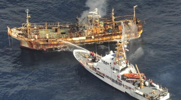 video paza de coasta americana a scufundat nava aflata in deriva de la tsunami ul din japonia