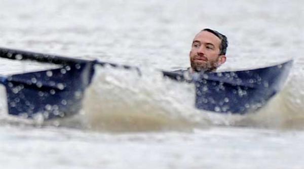 celebra cursa de canotaj oxford cambridge intrerupta de aparitia unui inotator in tamisa video