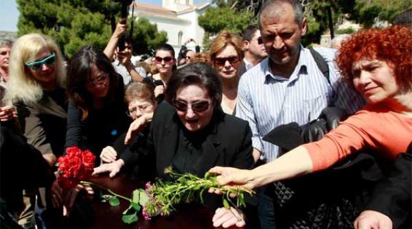 sute de greci participa la funeraliile pensionarului care s a sinucis la atena