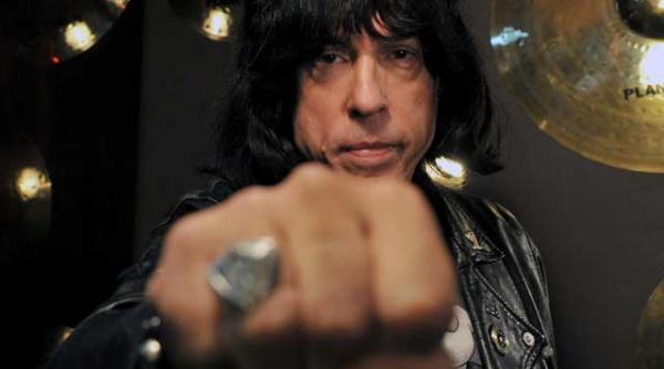 blitzkrieg va canta toate hiturile ramones