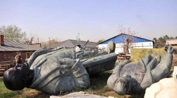 lenin piesa de baza in parcul statuilor comuniste romanii inca se tem sa si accepte trecutul