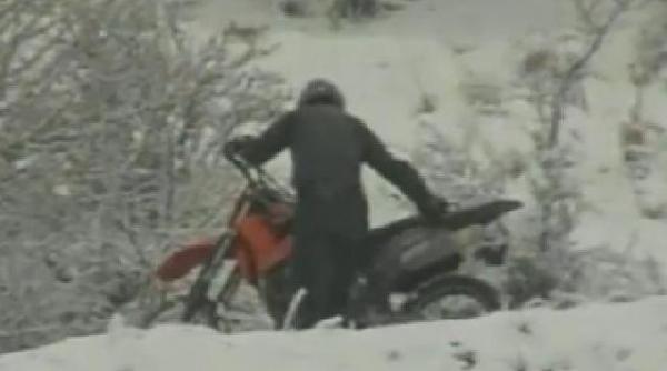 printul harry surprins dandu se cu motorul pe dealurile din covasna video