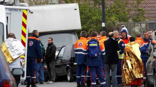 un copil a murit iar peste 30 de persoane au fost ranite in urma prabusirii unei podele intr un lacas de cult