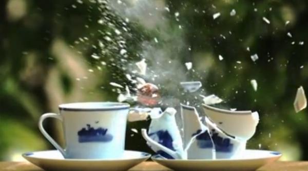 video o petrecere cu ceai care opreste timpul in loc