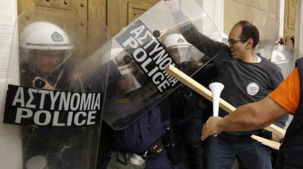 culmea falimentului grecia a intrat in incapacitate de colectare de plati