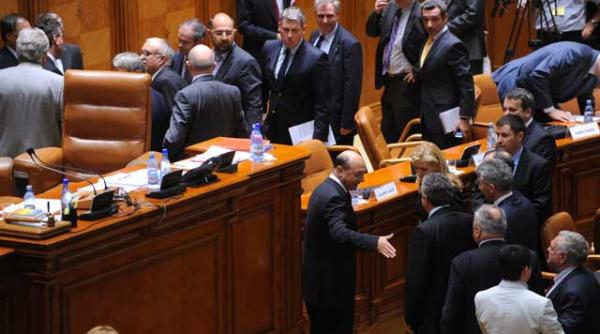 deputatii puterii ii fac pofta lui basescu proiectul prezidential de revizuire a constitutiei si introducerea votului uninominal mixt au fost adoptate in comisiile parlamentare