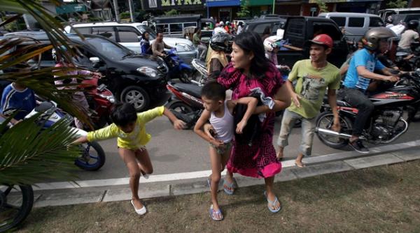 doua cutremure de peste 8 grade pe scara richter au lovit indonezia alerta de tsunami emisa pentru oceanul indian a fost anulata video