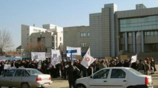 protest spontan la spitalul de urgenta judetean calarasi cadrele medicale reclama taierea ilegala a salariilor