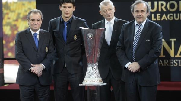 trofeul europa league a ajuns la bucuresti vezi in ce locatii din capitala va fi amplasat pana pe 9 mai