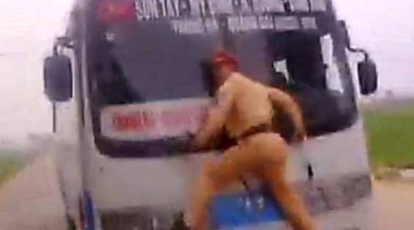 cine i mai nebun politistul agatat de stergatoare sau soferul autobuzului video