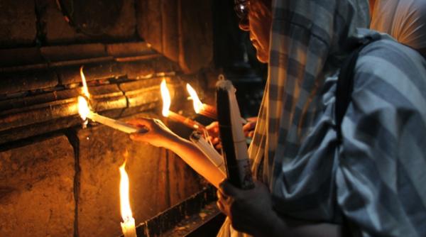 misterele pastelui lumina sfanta de la ierusalim miracol sau inselatorie